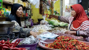 260203 jatim lamongan penjual dan pembeli sembako di pasar sidoharjo
